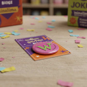 Badge Weasley's Wizard Wheezes - Design MinaLima - Harry Potter - Vue artistique et détaillée