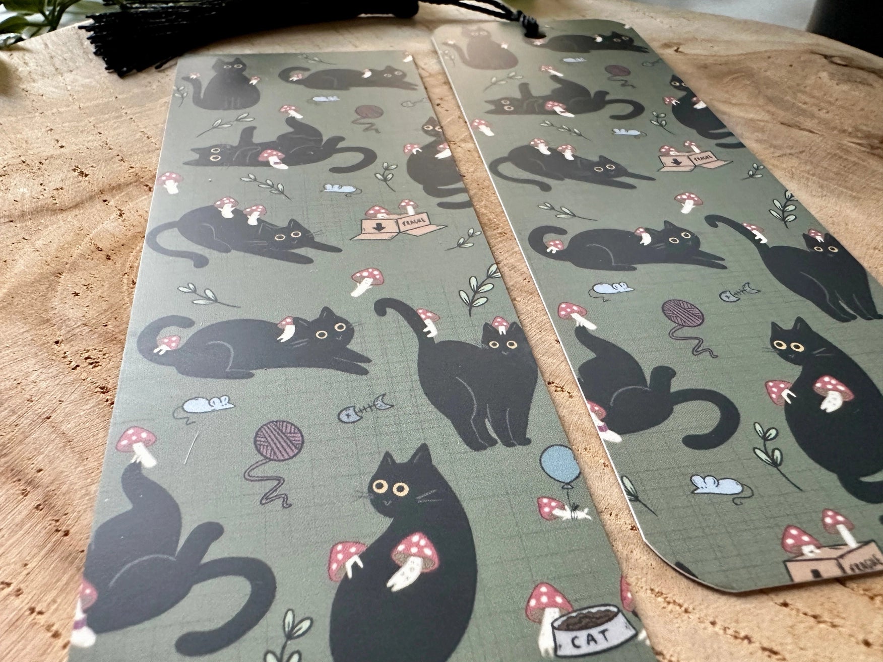 Marque-page Chat noir et champignons