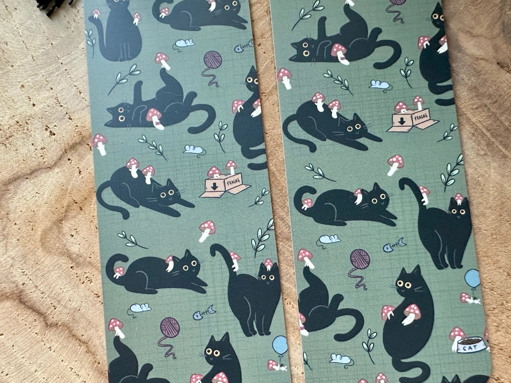 Marque-page Chat noir et champignons