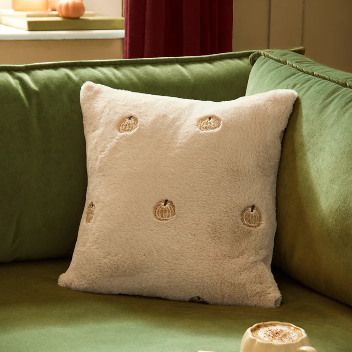 Coussin en fausse fourrure brodé « Citrouilles d'automne » - La Muchette
