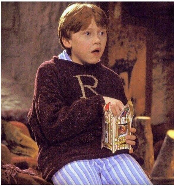 Pull R de Ron Weasley porté - idée de cadeau Harry Potter.