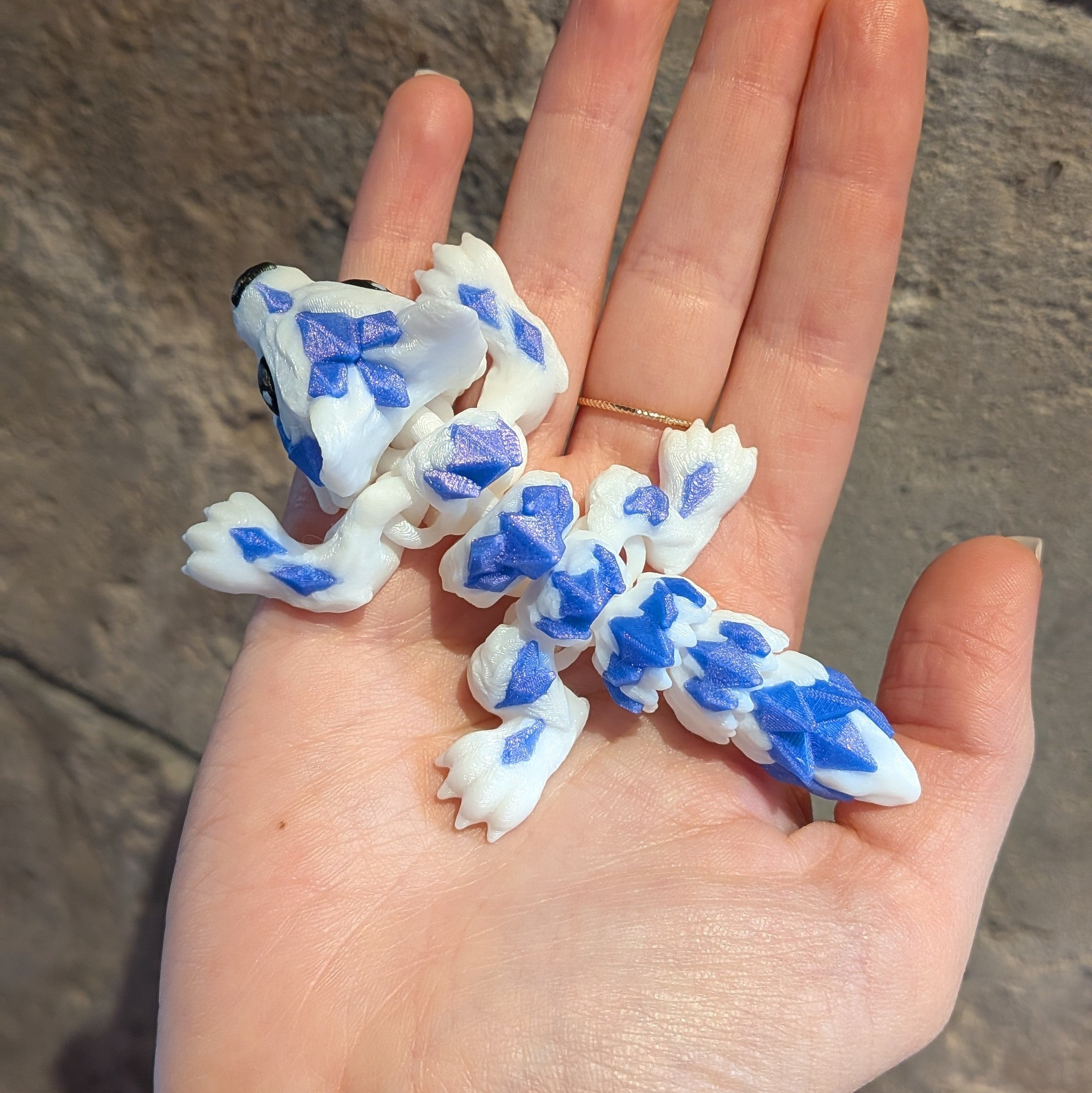 Bébé loup bleu et blanc