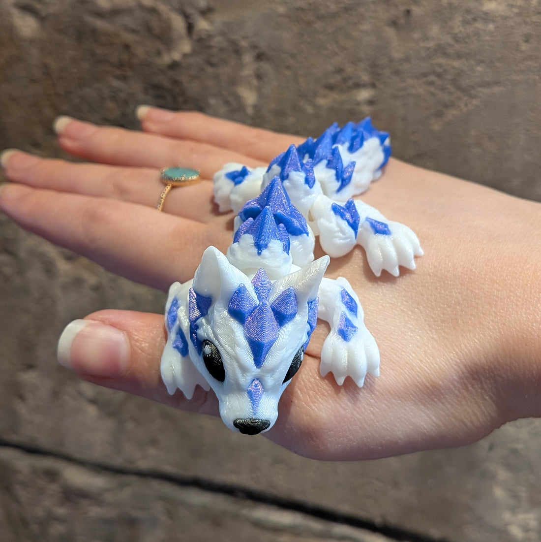 Bébé loup bleu et blanc