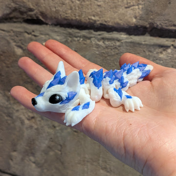 Bébé loup bleu et blanc