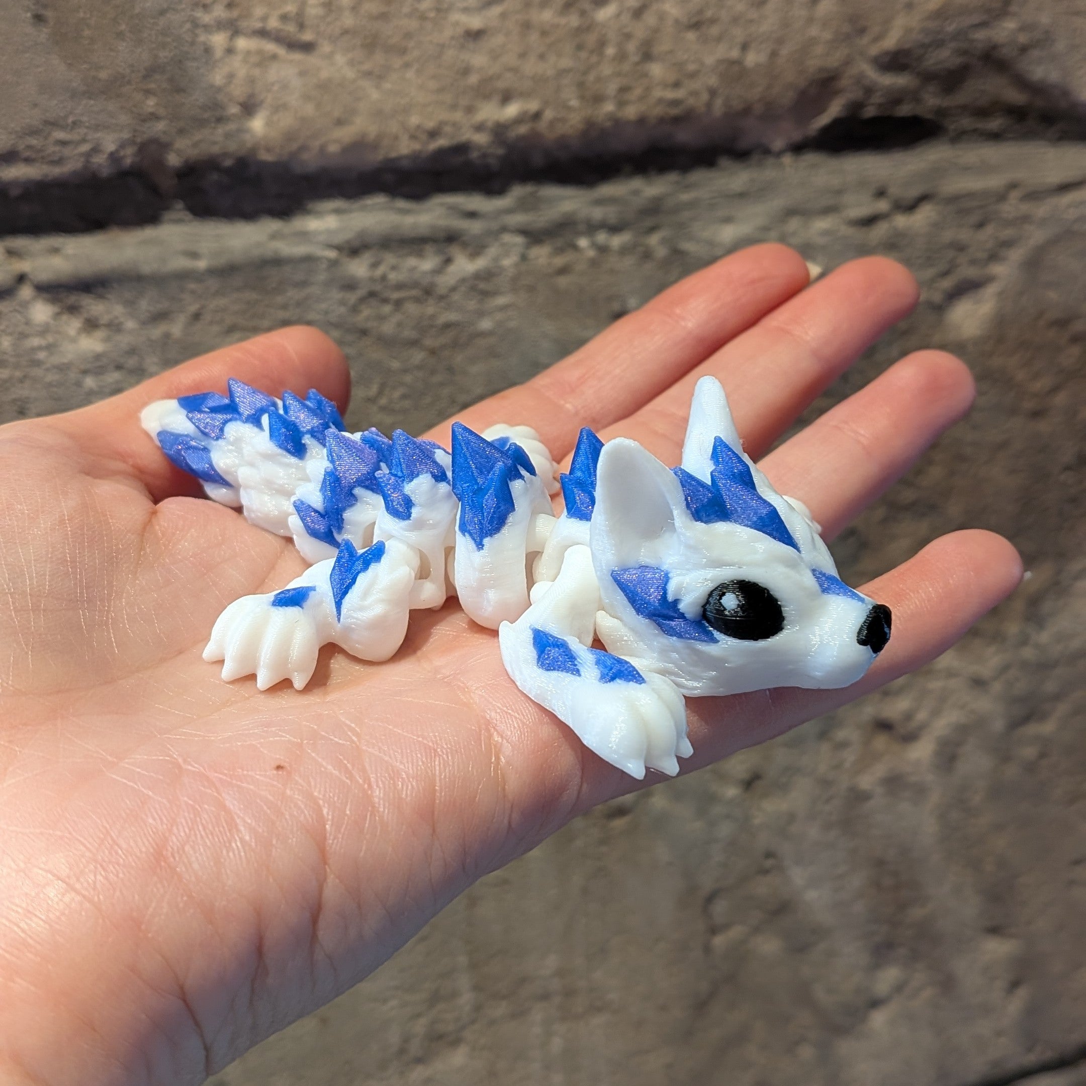 Bébé loup bleu et blanc